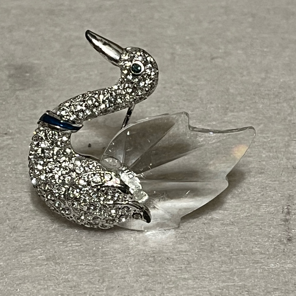 Vintage crystal and rhinestone Swan brooch with blue sapphire look accents - Picture 2 of 8